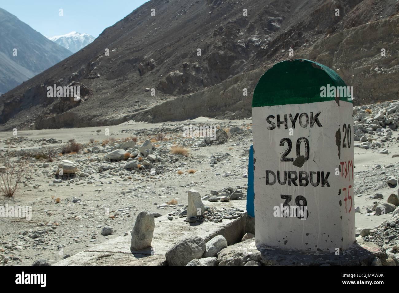 Shyok, Leh, India 09 Aprile 2022 - Segnaletica con distanza al Villaggio di Shyok e Durbuk distanza sulla strada per il Lago di Pangong Tso a Lad Foto Stock