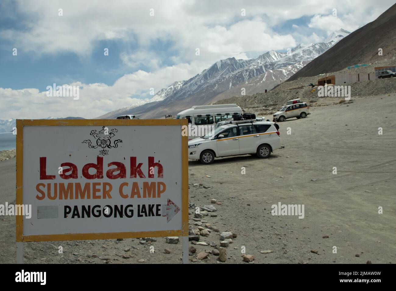 Pangong Tso, India 09 Aprile 2022 - cartello Ladakh Summer Camp presso il lago di Pangong Tso, il più alto fiume di acqua salata del mondo che scorre attraverso la Grande Himalaya Foto Stock