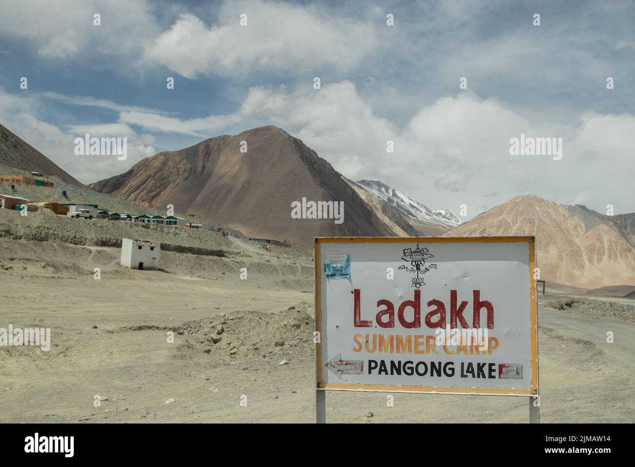 Pangong Tso, India 09 Aprile 2022 - cartello Ladakh Summer Camp presso il lago di Pangong Tso, il più alto fiume di acqua salata del mondo che scorre attraverso la Grande Himalaya Foto Stock
