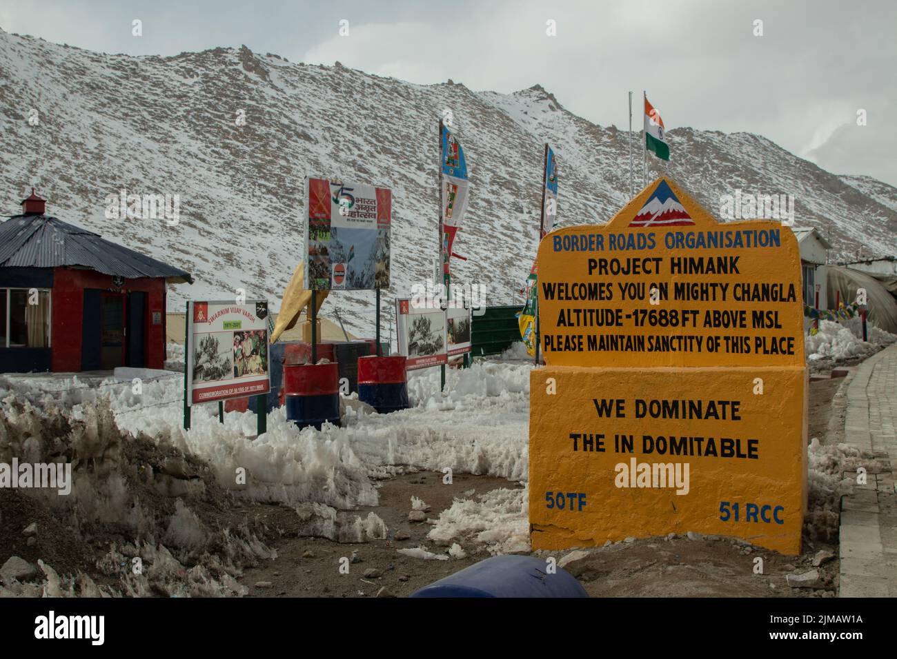 Passo di Changla, India 09 Aprile 2022 - Bandiera indiana montata sul cartello del Passo di Changla in Ladakh Leh City India, è la seconda strada di montagna più alta in Foto Stock