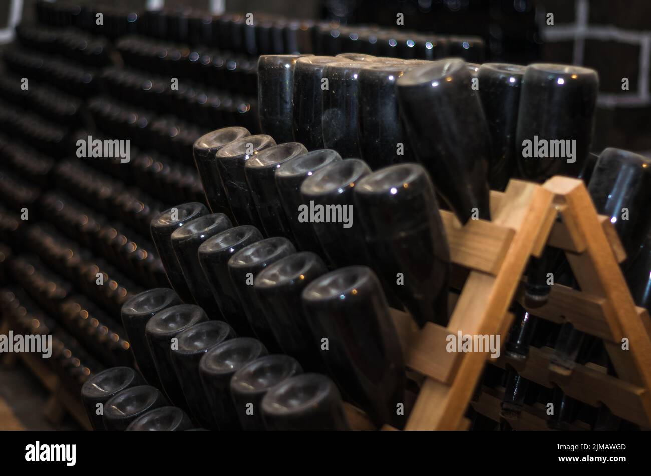 Le tradizionali bottiglie di Champagne vengono conservate per la fermentazione secondaria in bottiglia in cantina sotterranea. MÃ champenoise. B Foto Stock