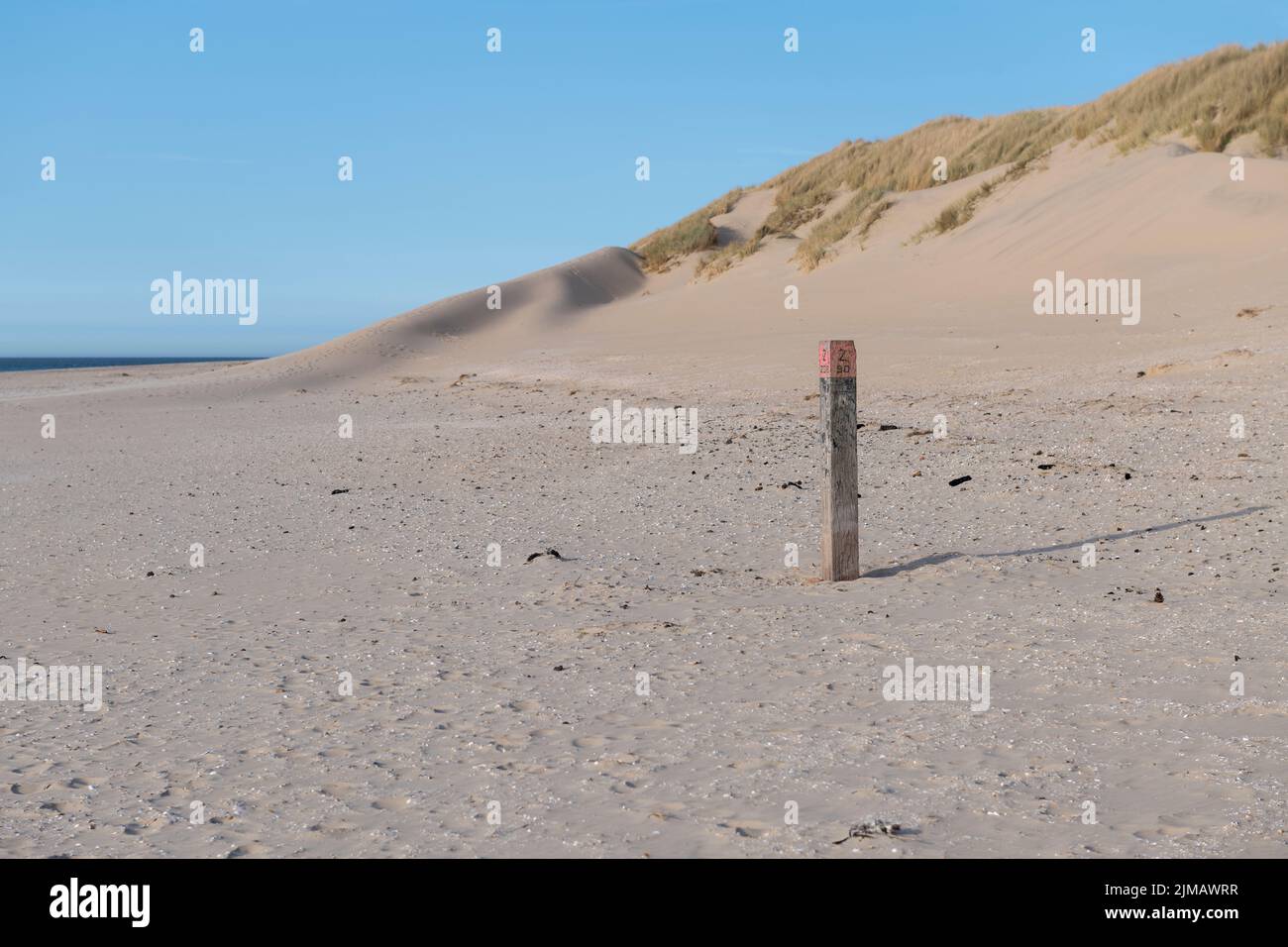 Spiaggia del Mare del Nord sull'isola di Ameland con il polo della spiaggia Foto Stock