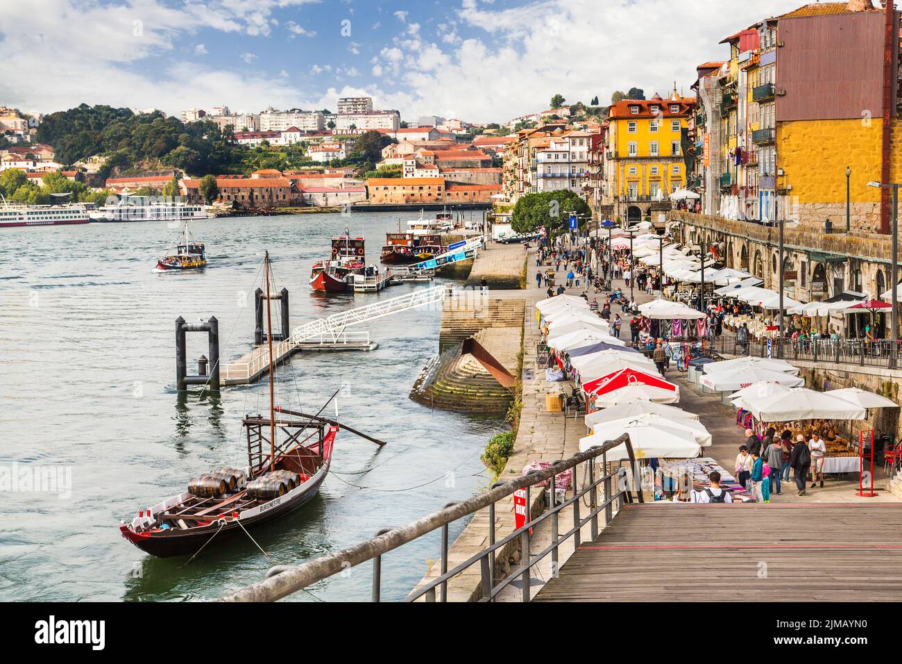 Il fiume Douro con case colorate e barche di vino a Porto, Portogallo. Foto Stock