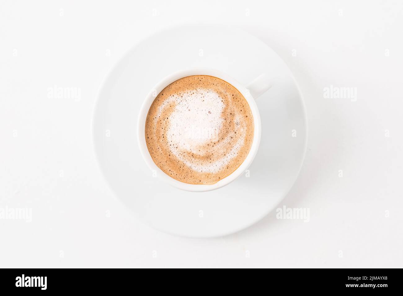 tazza di caffè con latte piatto su sfondo bianco Foto Stock