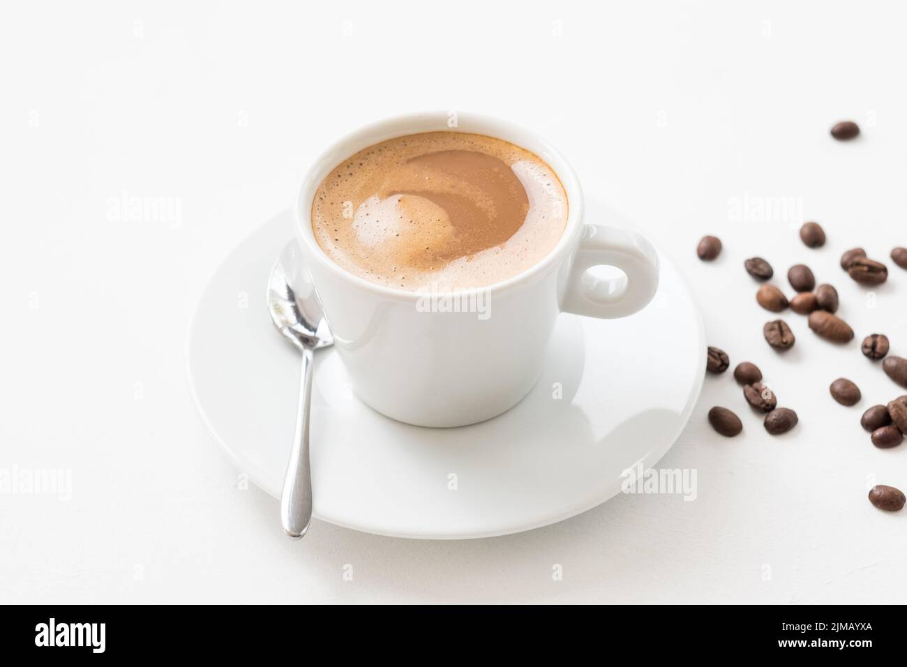 caffè del mattino latte tazza fagioli sfondo bianco Foto Stock
