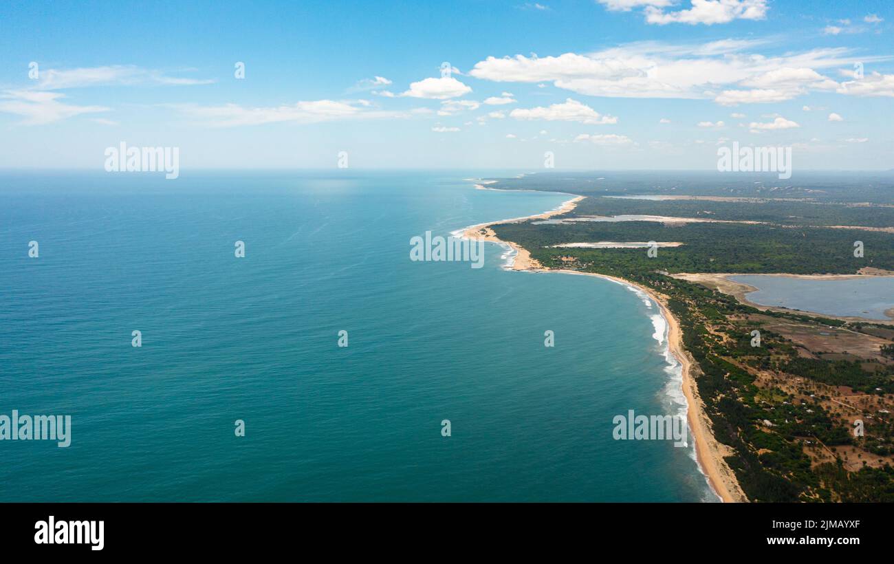 La costa dello Sri Lanka con l'oceano e le spiagge, le terre agricole e le città. Foto Stock