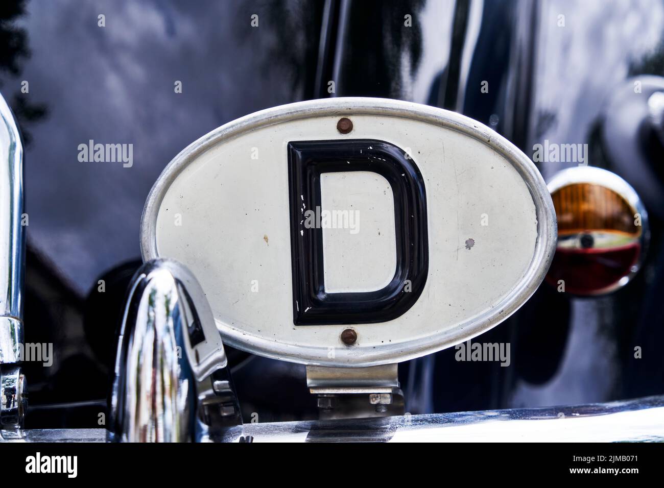 Badge ovale in lamiera bianca con lettera D nera per indicare il paese di origine Germania su un'auto Foto Stock