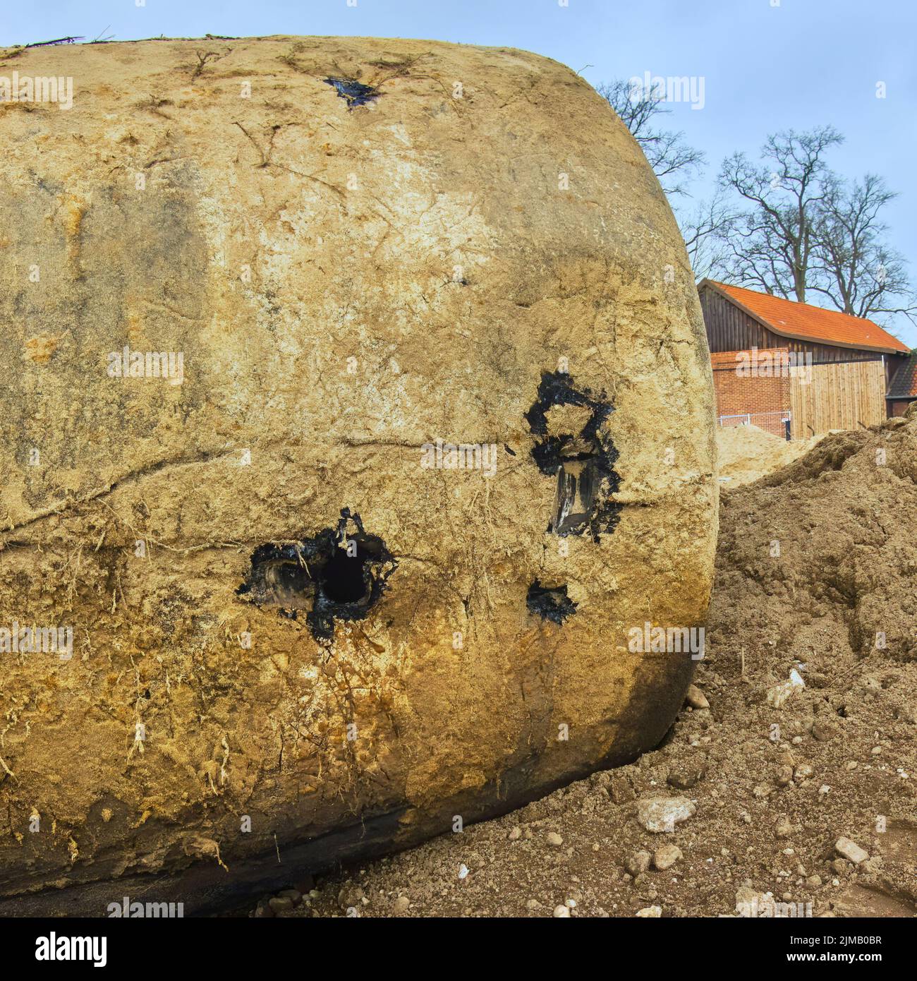 Serbatoio di terra scavato per olio e benzina in un sito di construzione Foto Stock
