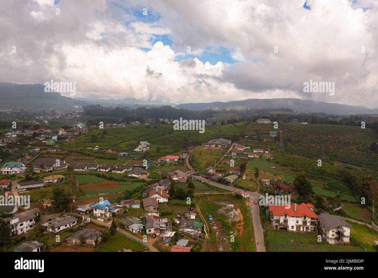 La città di Nuwara Eliya è circondata da montagne e colline con piantagioni di tè. Sri Lanka. Foto Stock