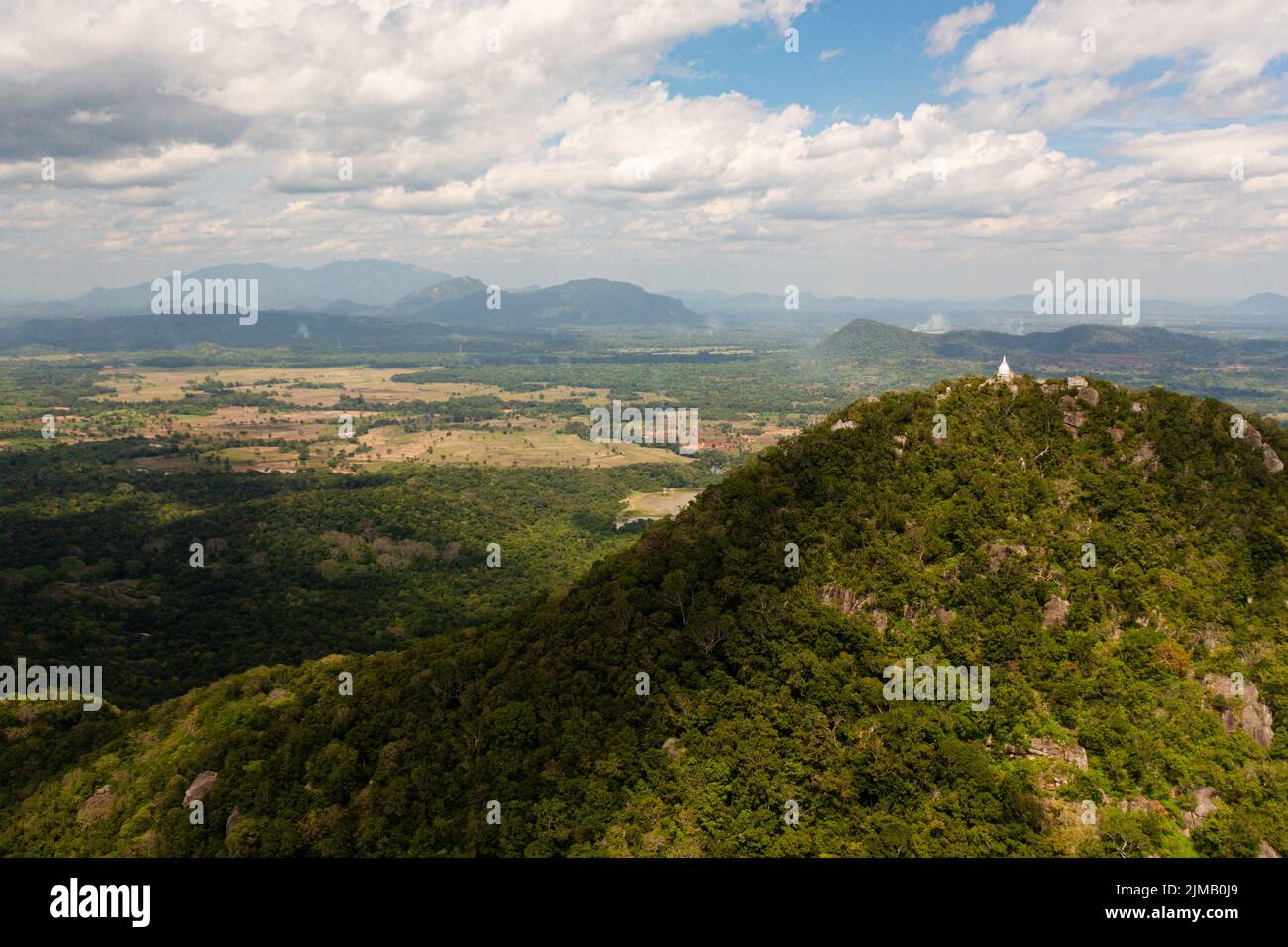 Drone aereo tra montagne e colline con foresta pluviale e giungla. Sri Lanka. Foto Stock