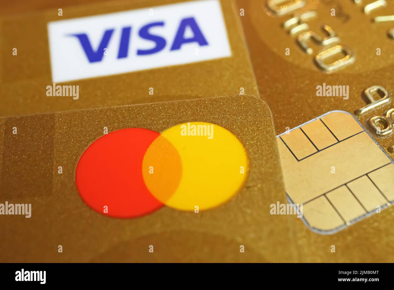 Versen, Germania - Luglio 9. 2022: Primo piano delle carte di credito Golden Visa e Mastercard Foto Stock