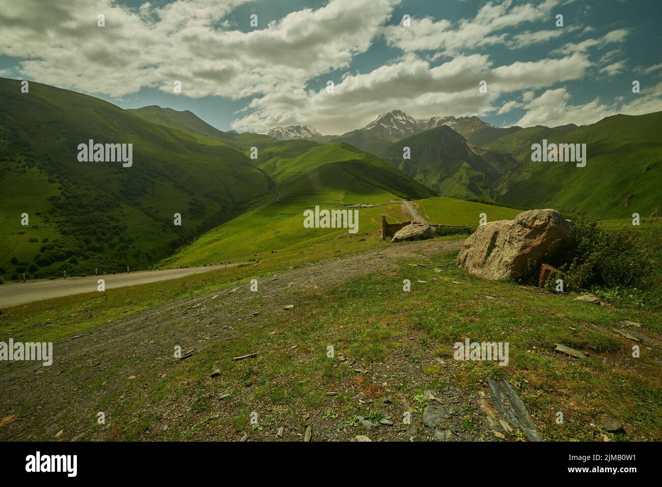 Il monte Kazbek o il monte Kazbegi a Stepantsminda, Georgia, è stato girato in estate con nuvole nel cielo sullo sfondo Foto Stock