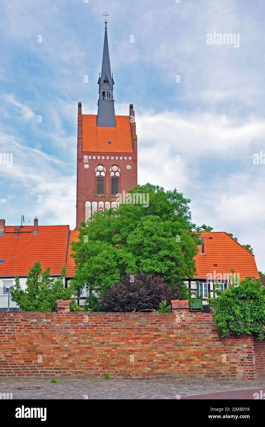 Vista esterna della chiesa in mattoni di Santa Maria della città di Usedom, sull'isola del Mar Baltico di Usedom, Germania Foto Stock