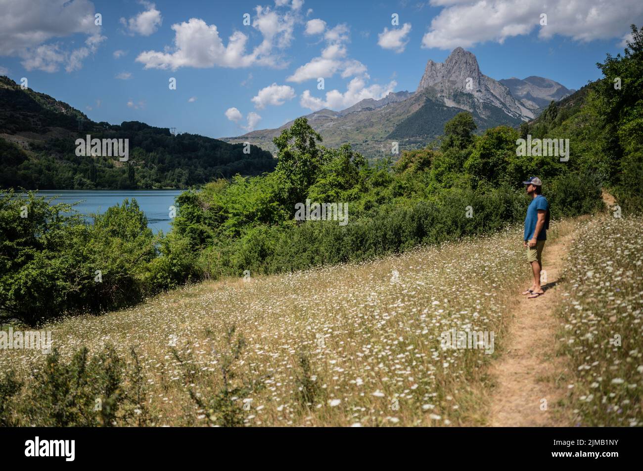 Uomo caucasico godendo di tempo in natura nei Pirenei spagnoli, Huesca, Spagna Foto Stock