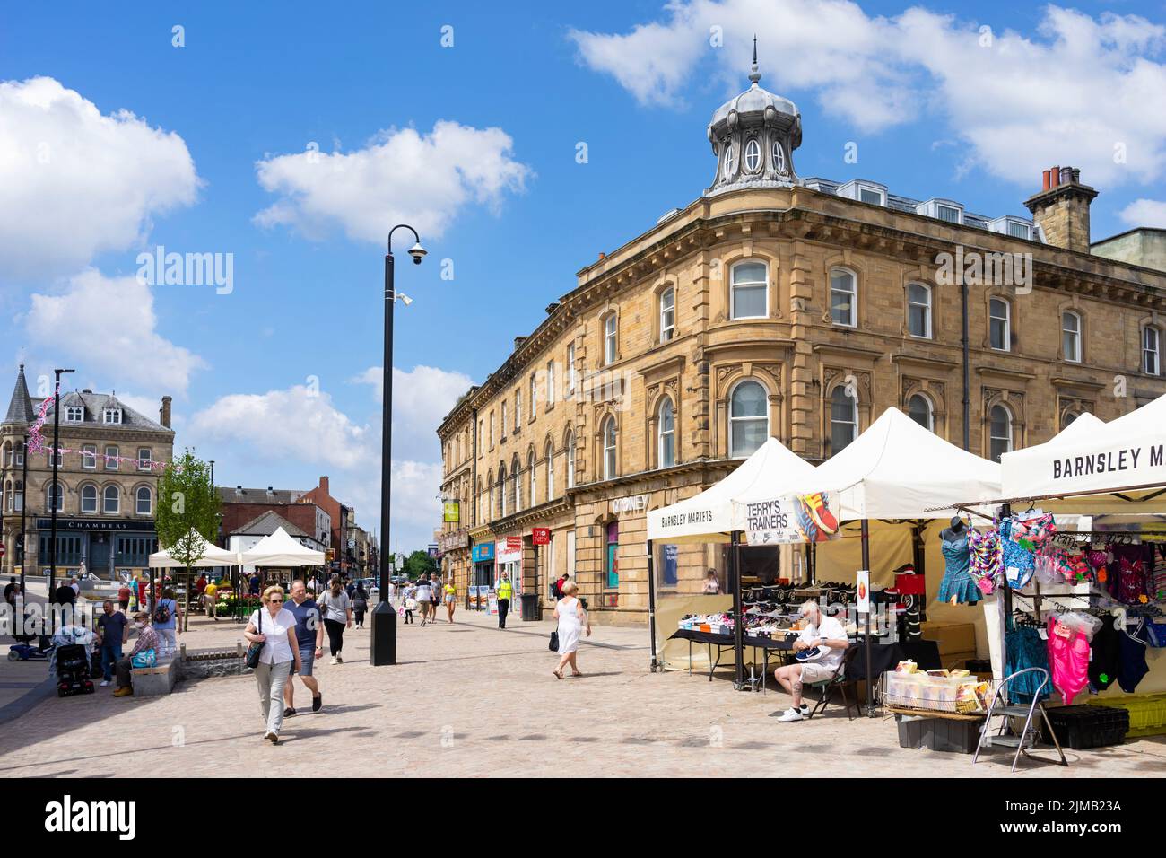 Barnsley mercato bancarelle in Peel Square nel centro della città Barnsley South Yorkshire West Riding of Yorkshire Inghilterra UK GB Europa Foto Stock