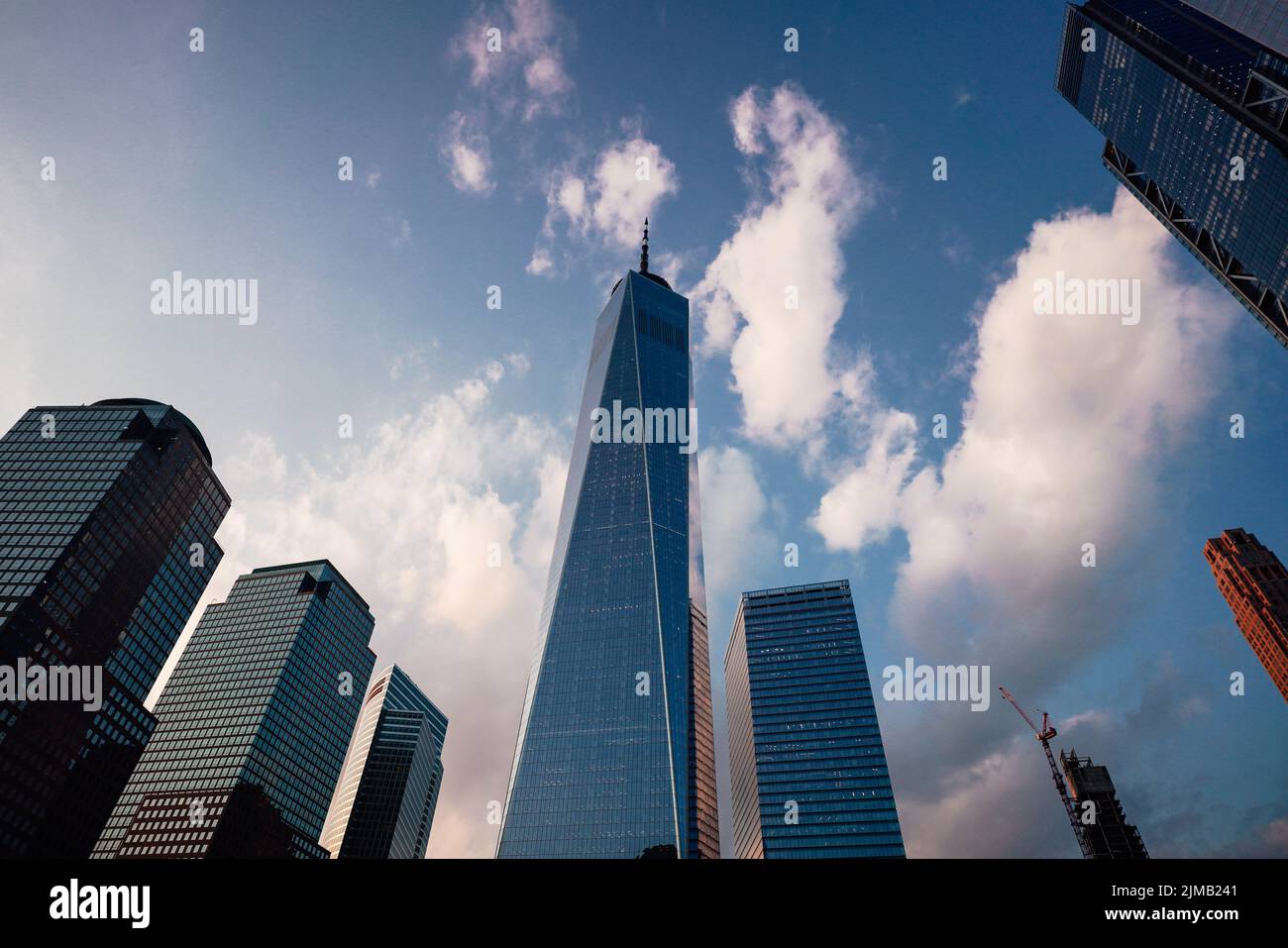 Un'inquadratura dal basso del famoso grattacielo One World Trade Center di New York, USA, sotto il cielo blu Foto Stock