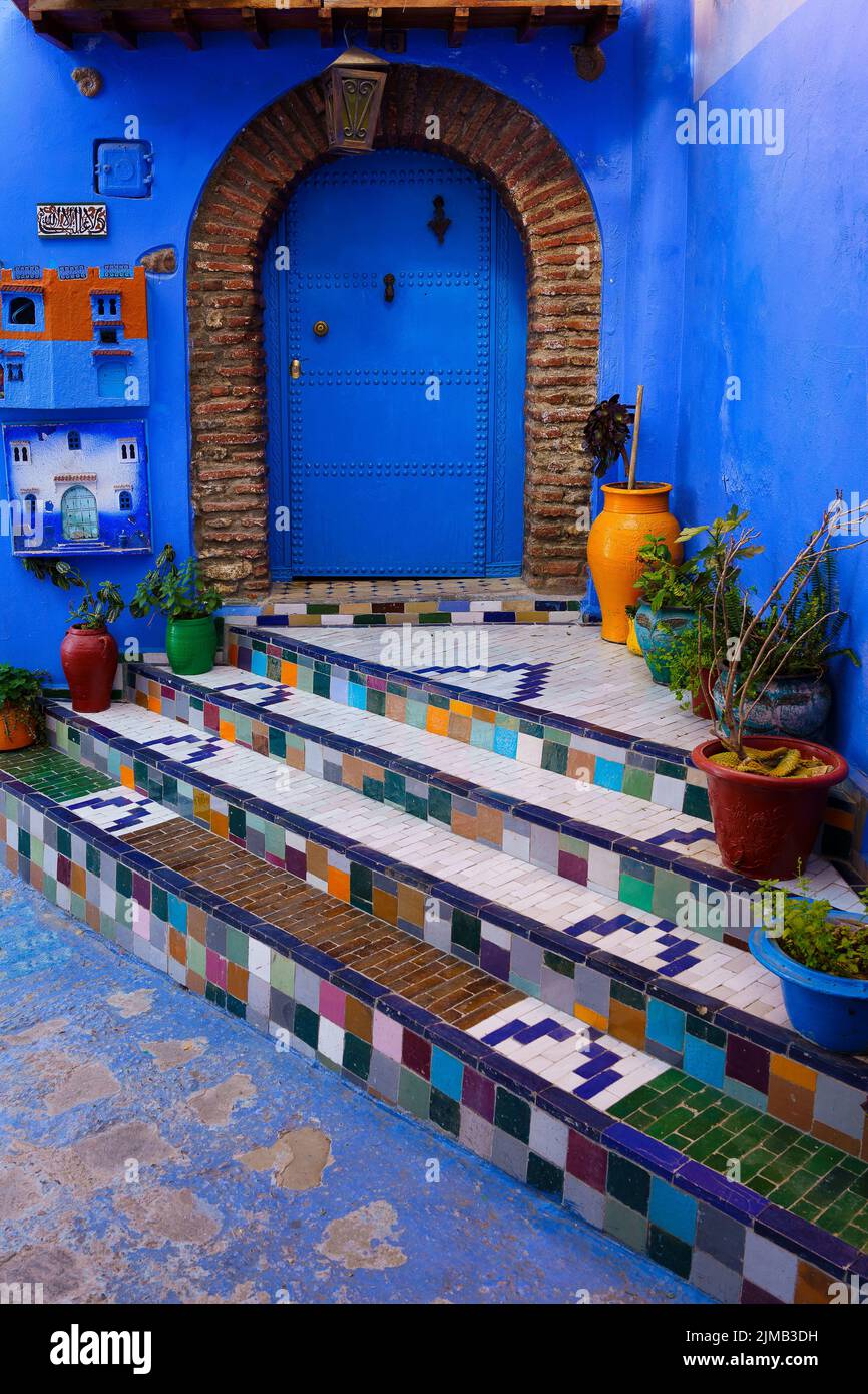 Una bella porta blu nella città di Chefchaouen, la perla blu, Marocco, scatto verticale Foto Stock