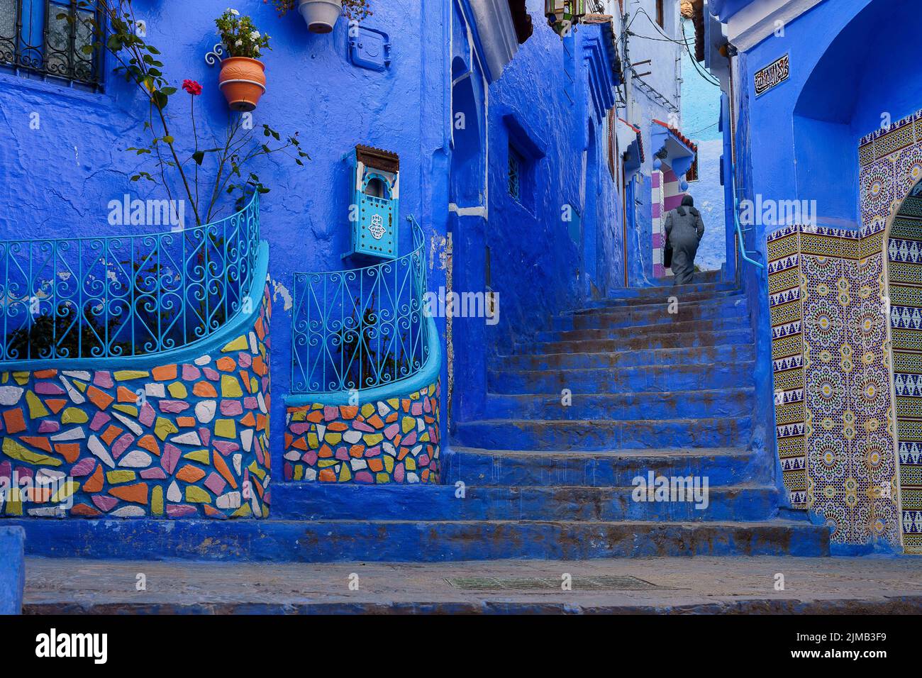 Un vicolo nella città di Chefchaouen, la perla blu, Marocco Foto Stock