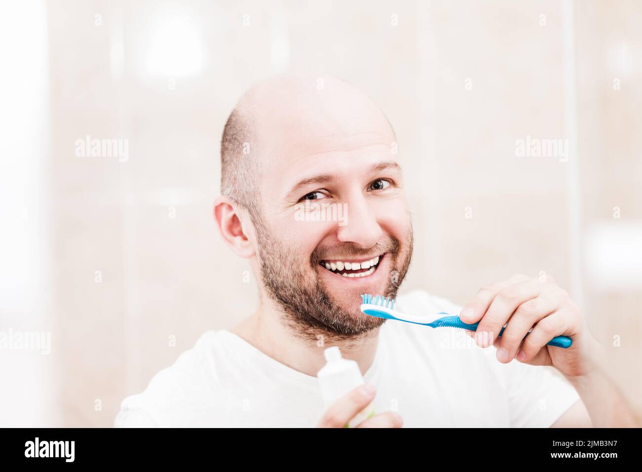 Uomo con barba lavando i denti con uno spazzolino da denti Foto stock -  Alamy