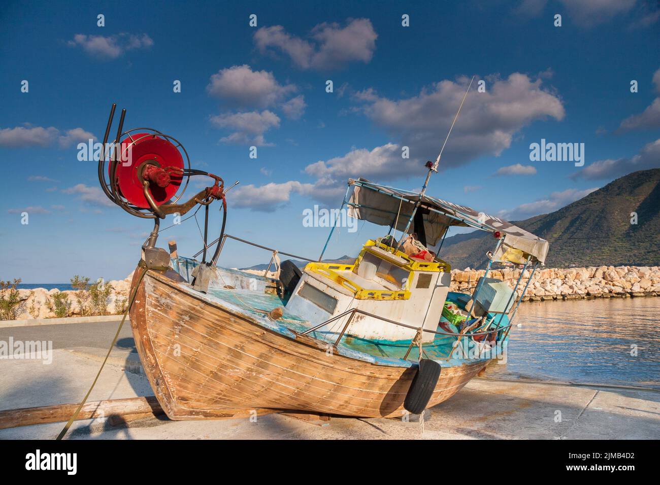 In legno barca di pesca al di fuori del mare nella luce del pomeriggio nel porto di Pomos, Cipro Foto Stock