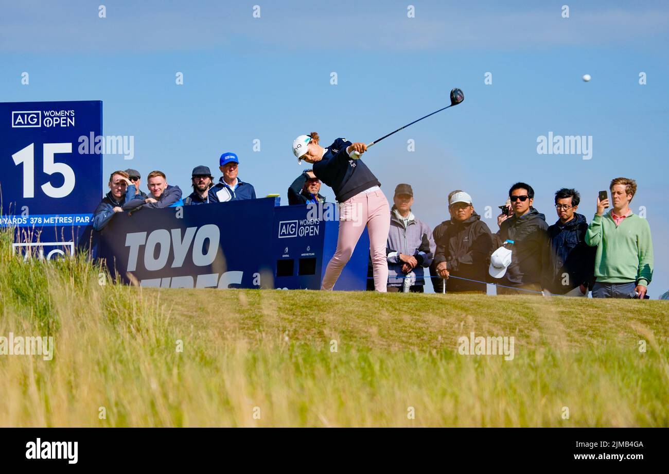 Gullane, Scozia, Regno Unito. 5th agosto 2022. Secondo round del campionato AIG Women’s Open di golf a Muirfield in East Lothian. PIC; Hinako Shibuno guida al foro 15th. Iain Masterton/Alamy Live News Foto Stock
