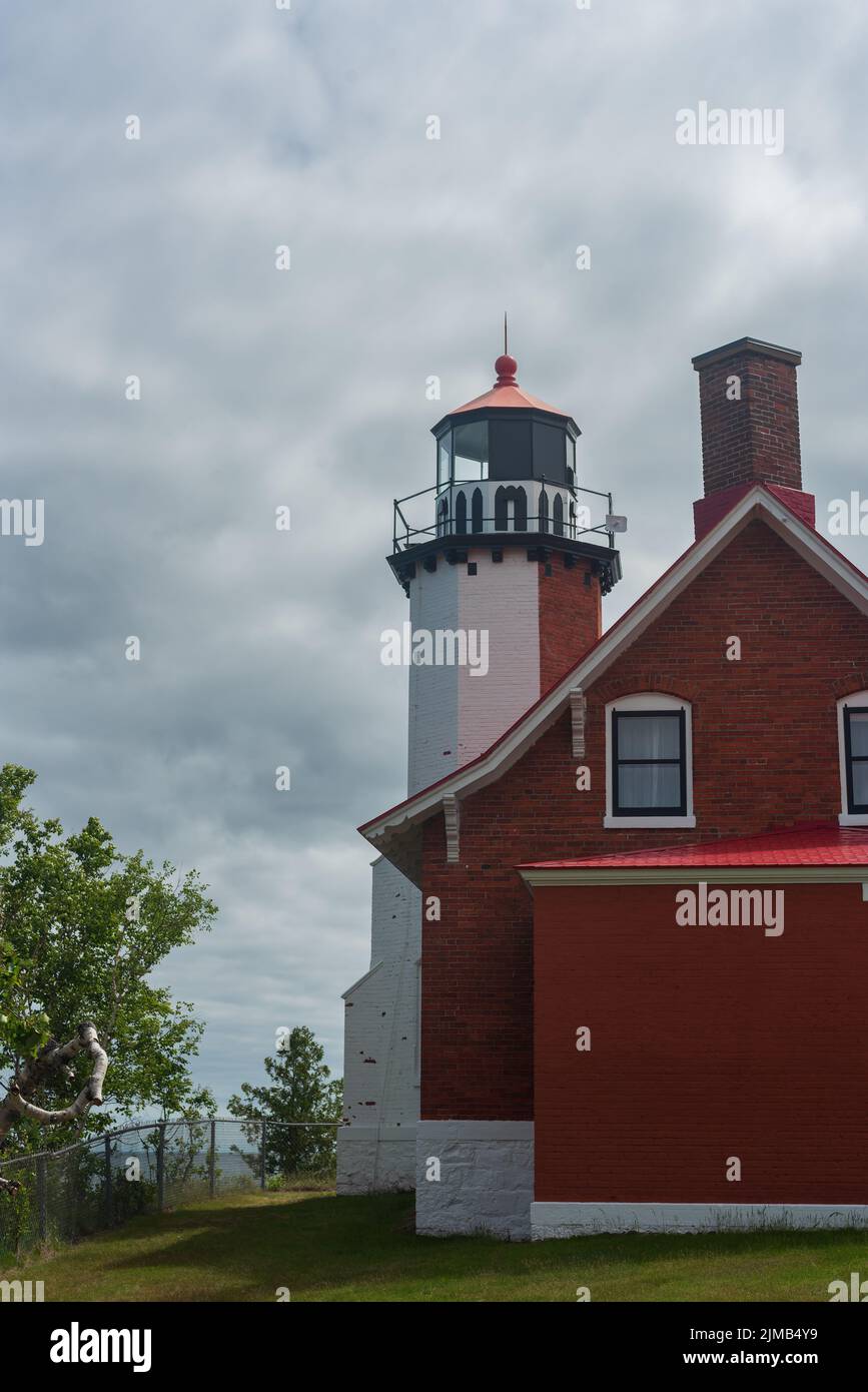 Lato posteriore del faro di Eagle Harbor a Eagle Harbor, Michigan Foto Stock