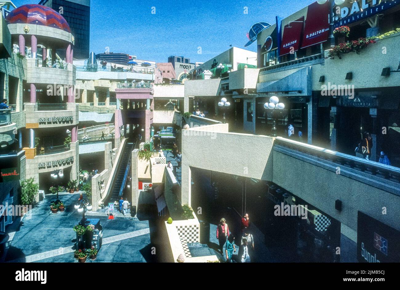 1990s Fotografia di archivio di Horton Plaza, San Diego, USA. Un centro commerciale all'aperto a 5 piani aperto nel 1985, la demolizione di Horton Plaza iniziò nel 2020. Foto Stock