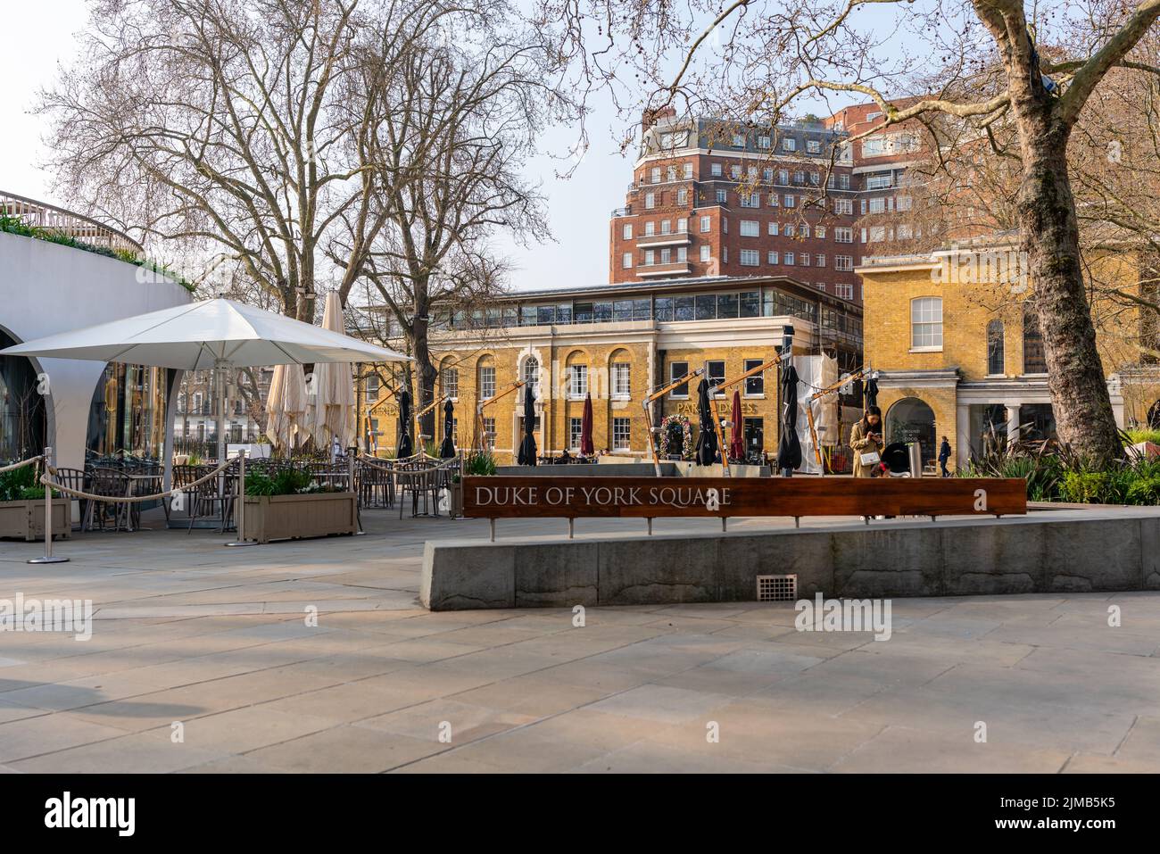 Un segno sulle panchine recita 'Duke of York Square', situato nella zona dell'alta moda e dell'arte di Chelsea, Londra Foto Stock