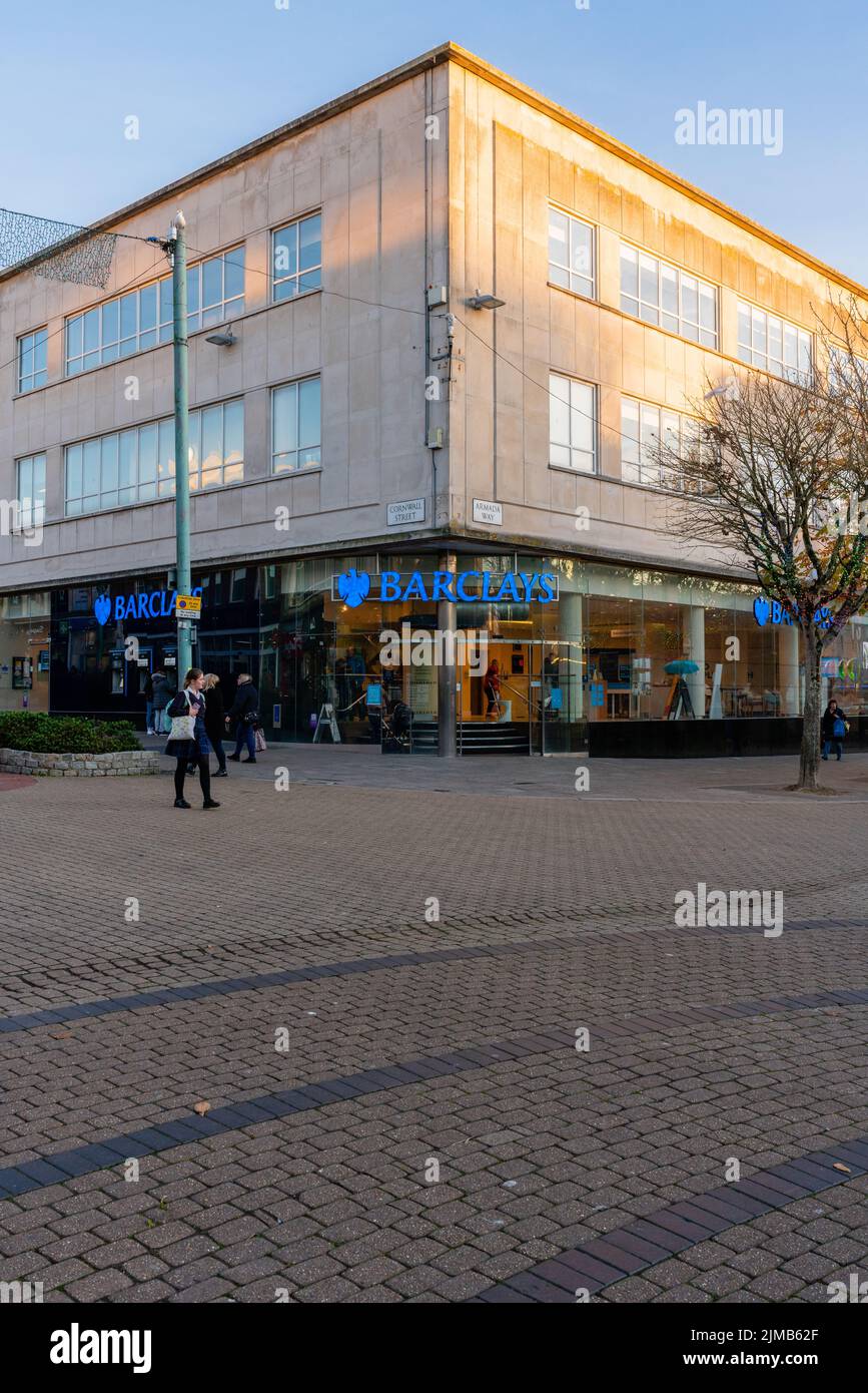 The Barclays Bank on Cornwall St. Caldo pomeriggio invernale, Plymouth City Centre, Devon, Regno Unito Foto Stock