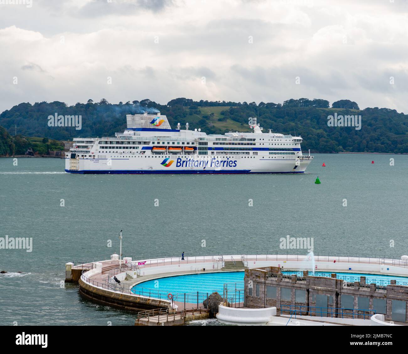 Una vista drone di Brittany Ferries che arriva a Plymouth, nel porto del Regno Unito Foto Stock