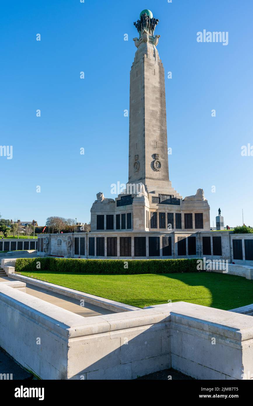 Uno scatto verticale del Memoriale navale, dedicato ai marinai britannici e del Commonwealth persi nel WW1 & WW2, Plymouth Hoe, Devon, Regno Unito Foto Stock