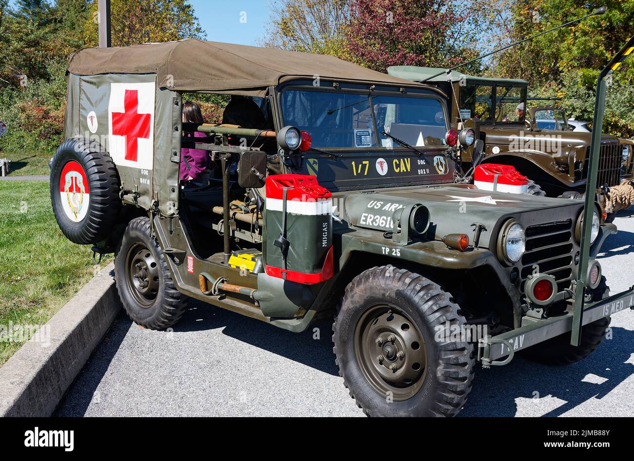 jeep Medic dell'Esercito degli Stati Uniti d'epoca, simbolo della croce rossa, parte superiore della tela, veicolo, trasporto, Militare, museo di elicottero; Pennsylvania; West chester, Pennsylvania Foto Stock