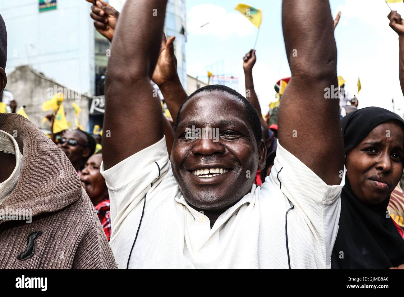 Nakuru, Kenya. 05th ago 2022. I sostenitori del Kwanza Kenia candidato presidenziale rallegrano durante un raduno di campagna a Nakuru Town. Il Kenya si sta dirigendo verso le elezioni generali la prossima settimana dopo mesi di campagne politiche che terminano ufficialmente il 6 agosto 2022. (Foto di James Wakibia/SOPA Images/Sipa USA) Credit: Sipa USA/Alamy Live News Foto Stock