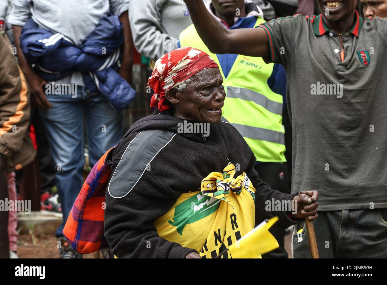 Nakuru, Kenya. 05th ago 2022. Un sostenitore del Kwanza Kenia candidato presidenziale reagisce durante un raduno della campagna nella città di Nakuru. Il Kenya si sta dirigendo verso le elezioni generali la prossima settimana dopo mesi di campagne politiche che terminano ufficialmente il 6 agosto 2022. (Foto di James Wakibia/SOPA Images/Sipa USA) Credit: Sipa USA/Alamy Live News Foto Stock