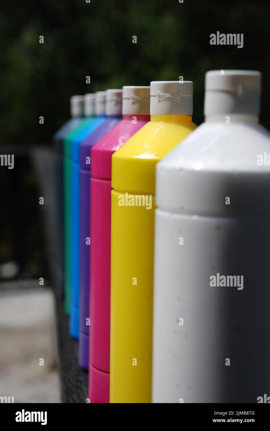 Bottiglie colorate di vernice su legno Foto Stock