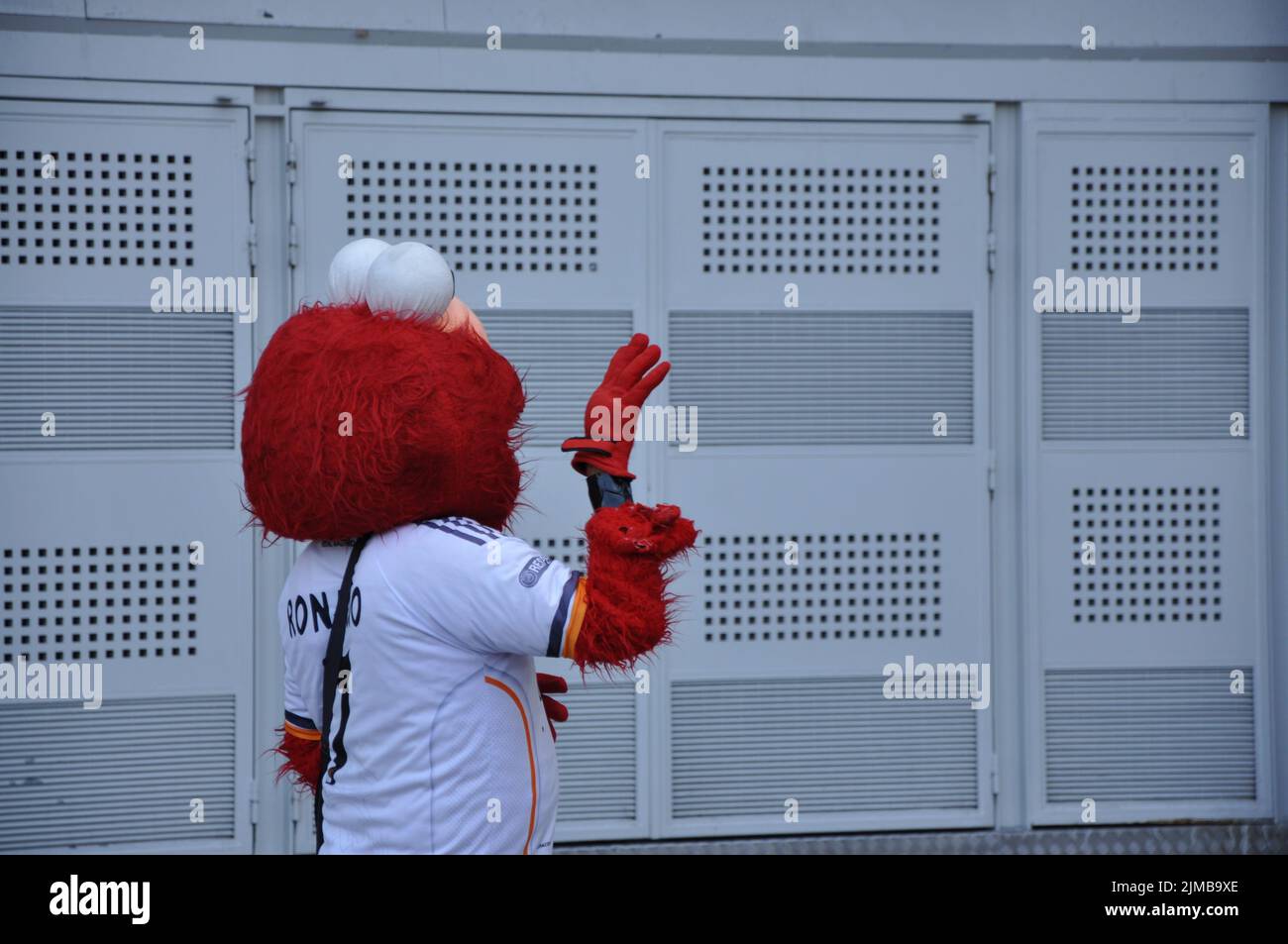 Un tifoso di calcio in costume Elmo di fronte all'Estadio Santiago Bernabeu di Madrid, Spagna Foto Stock