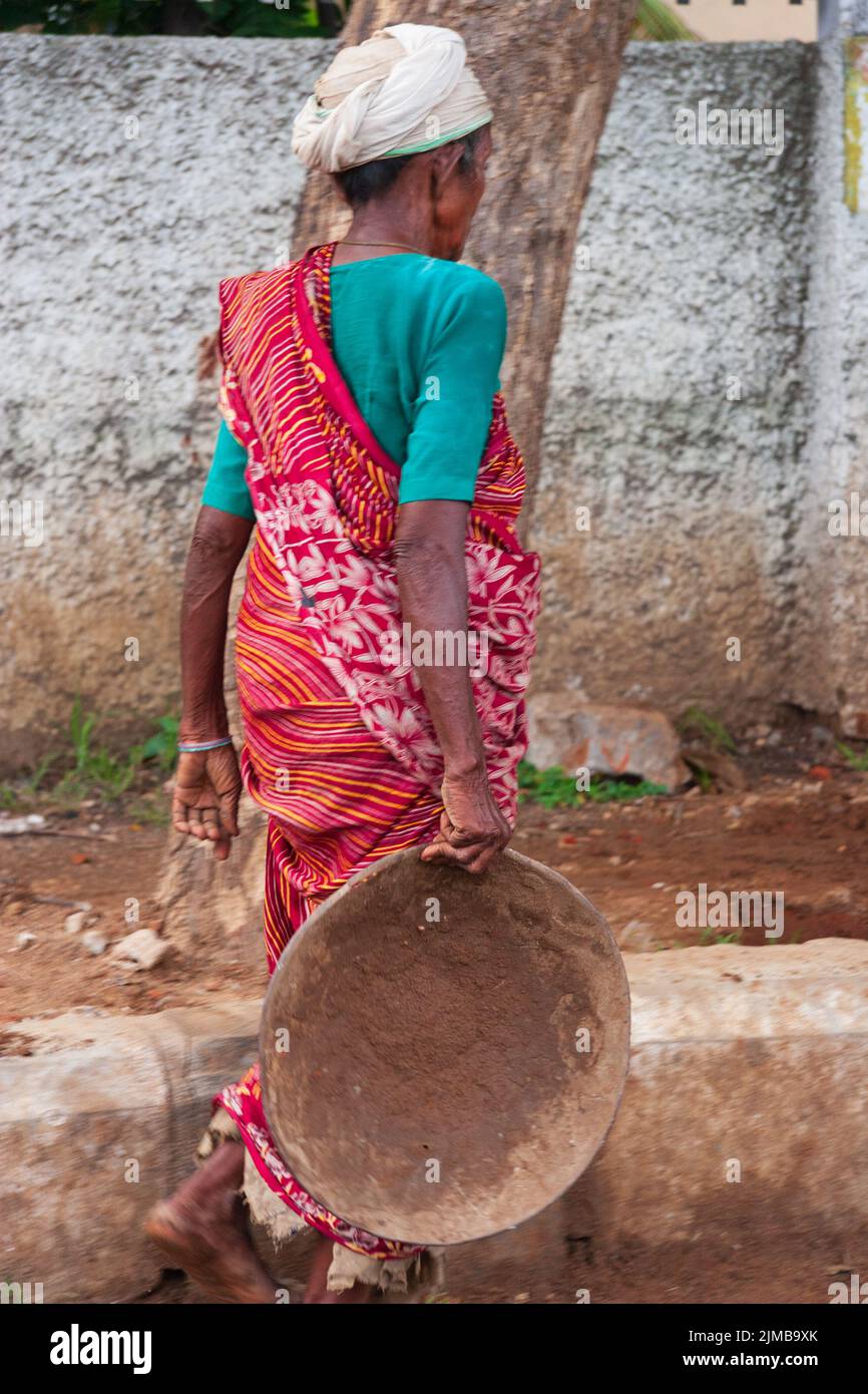 Una donna operatrice di costruzione indiana che lavora in un cantiere di costruzione a Chennai. Foto Stock