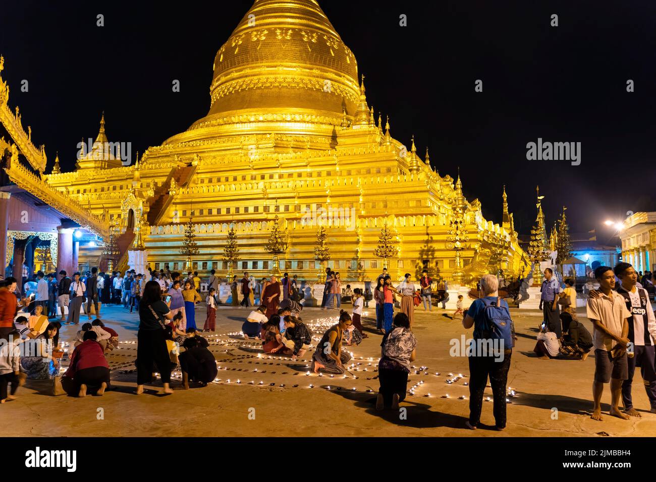 Un Festival a lume di candela al Shwezigon Pagoda Bagan di notte Foto Stock