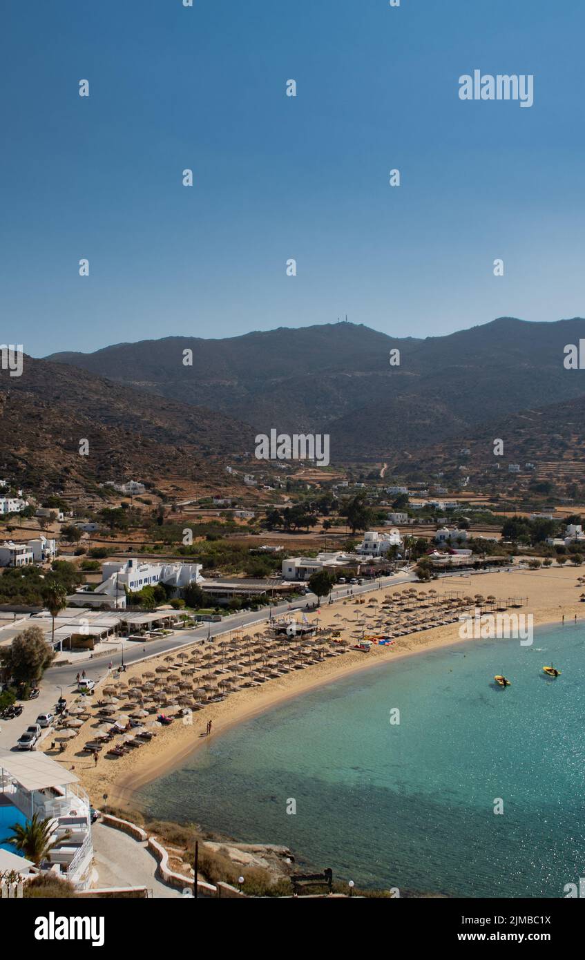Uno scatto verticale di una spiaggia pittoresca con acqua turchese e montagne sullo sfondo in iOS, Grecia Foto Stock