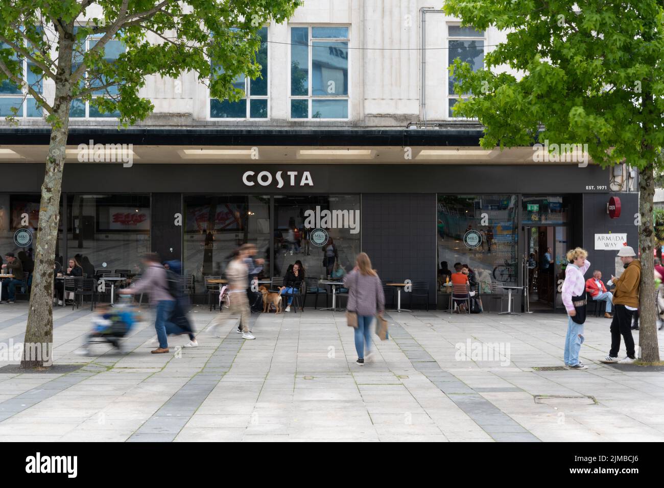 Il negozio Costa Coffee High Street con persone all'aperto che bevono e camminano vicino, Plymouth, Regno Unito Foto Stock