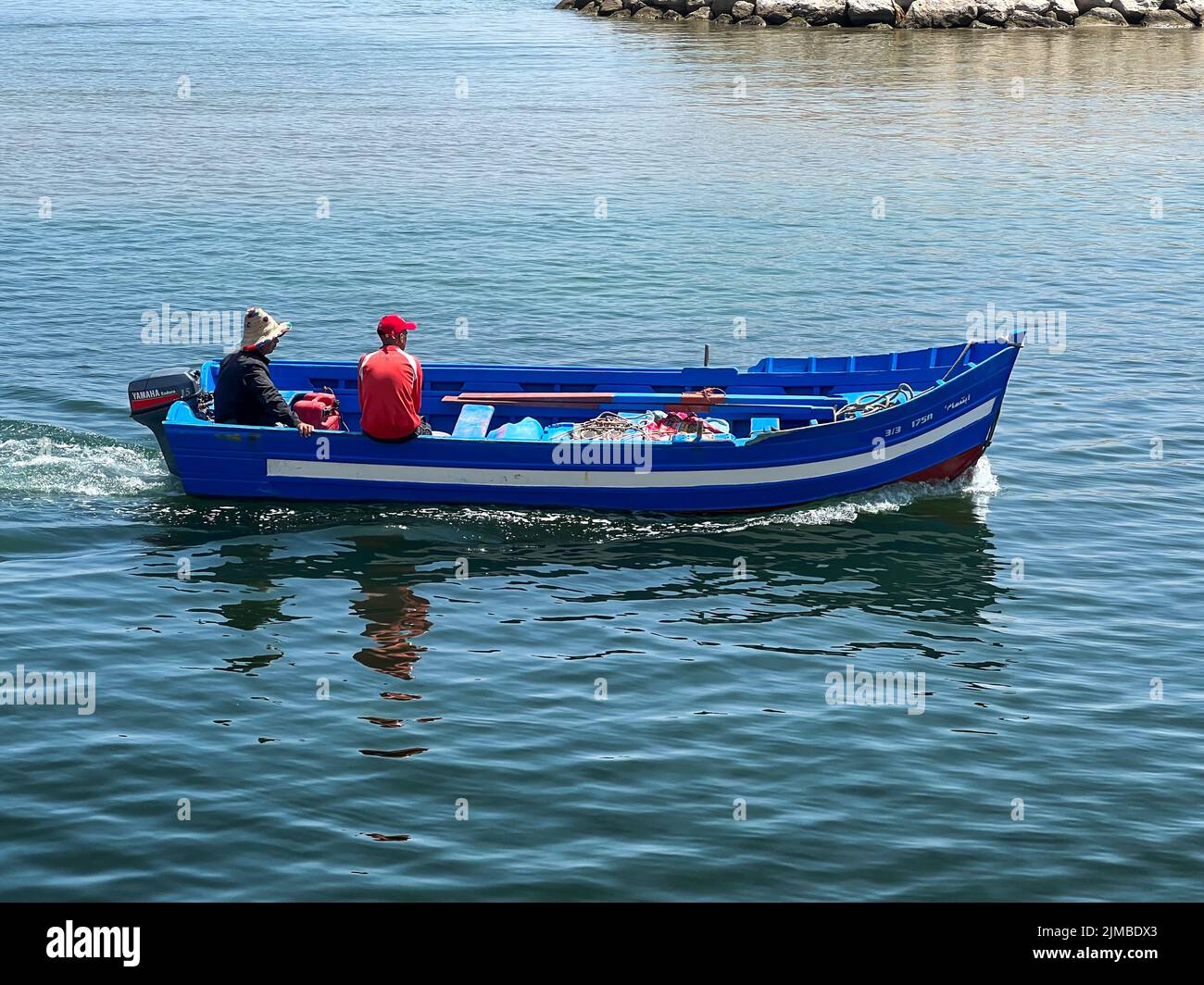 I pescatori navigano su un motoscafo sul mar mediterraneo Foto Stock