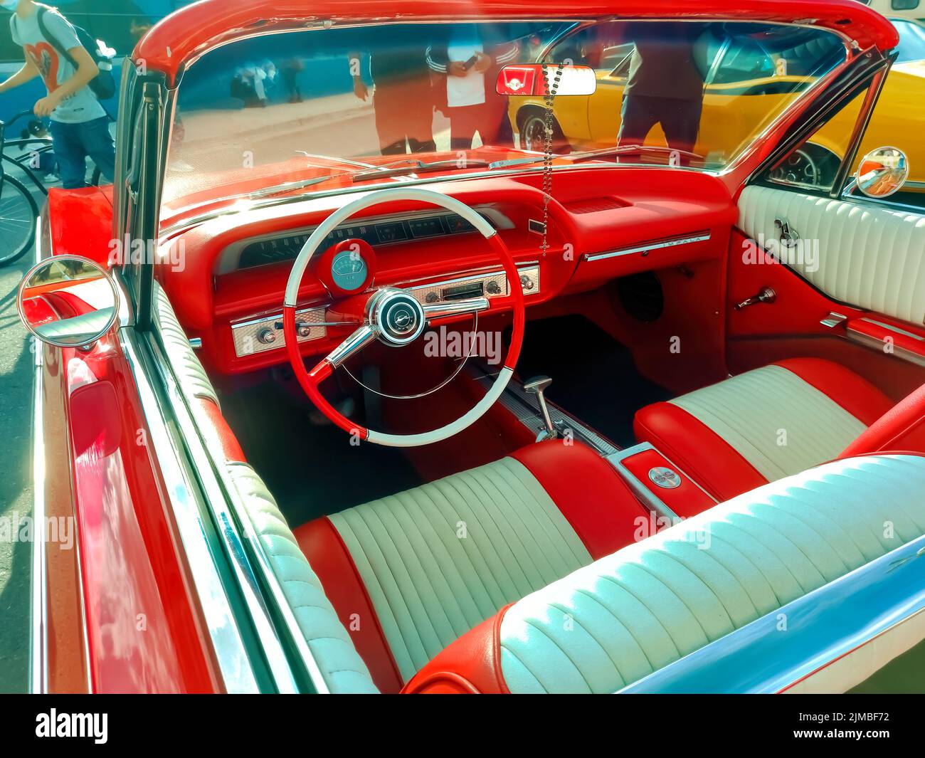 Interno rosso e bianco di una vecchia Chevrolet Chevy Impala SS Super Sport V8 a due porte convertibile 1964 di GM. Expo Fierro 2022 mostra auto classica Foto Stock