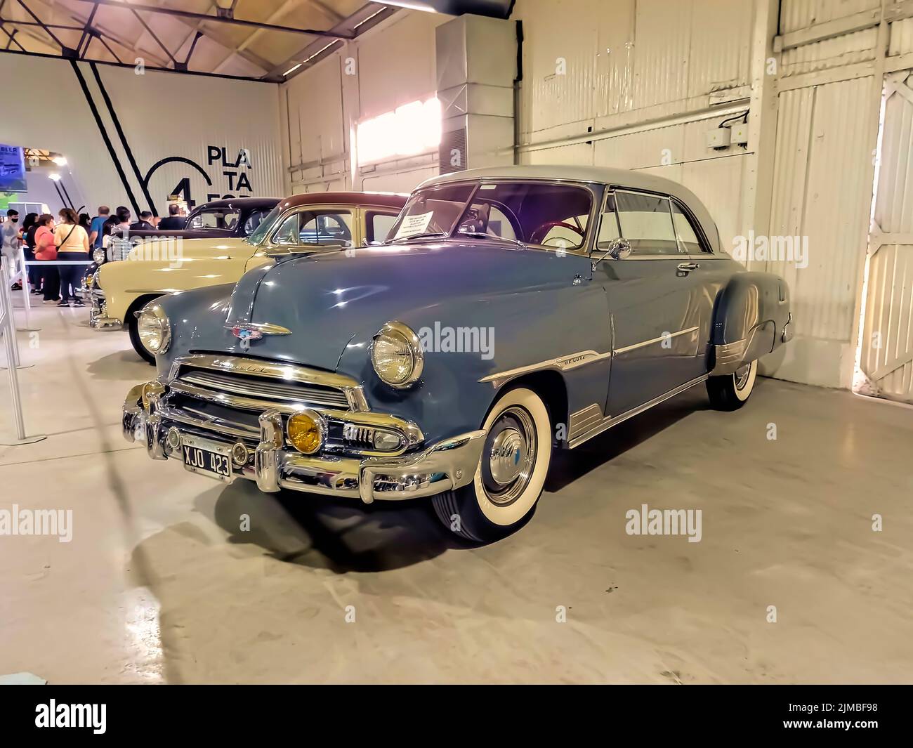 Vecchio verde 1951 Chevrolet Chevy Bel Air De Luxe coupé hardtop a due porte in un magazzino. Expo Fierro 2022 mostra auto classica. CopySpace Foto Stock