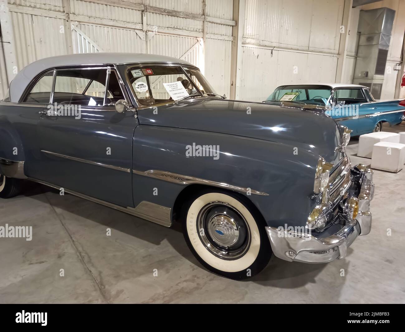 Old Green 1951 Chevrolet Chevy Bel Air De Luxe due porte hardtop coupé in un magazzino. Expo Fierro 2022 mostra di auto classiche Foto Stock