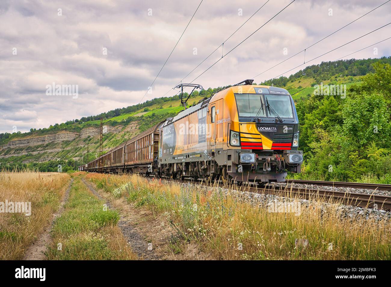 Un treno merci di classe 193 che passa attraverso Thuengersheim Foto Stock