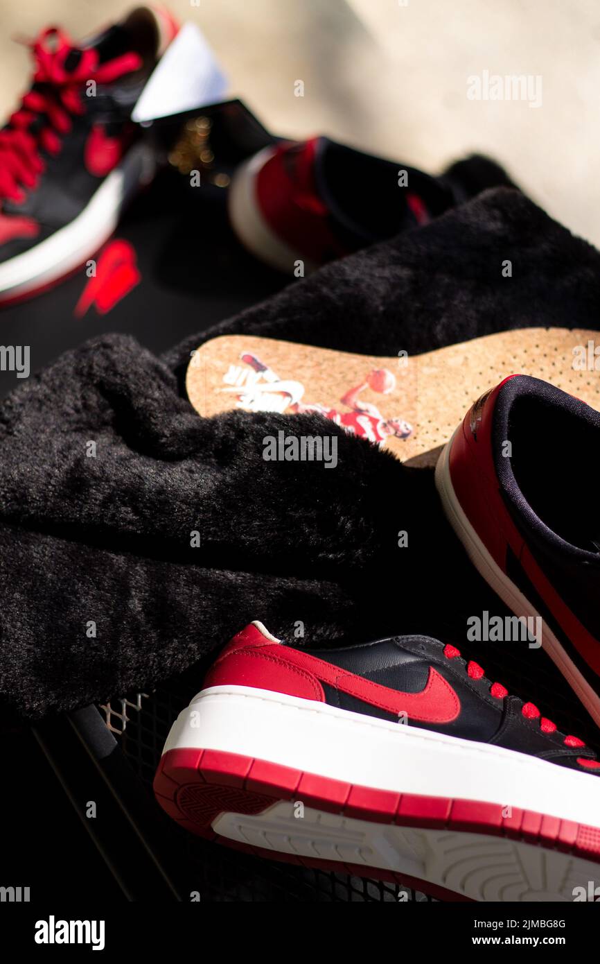 Una foto verticale di sneaker rosse con logo Foto Stock