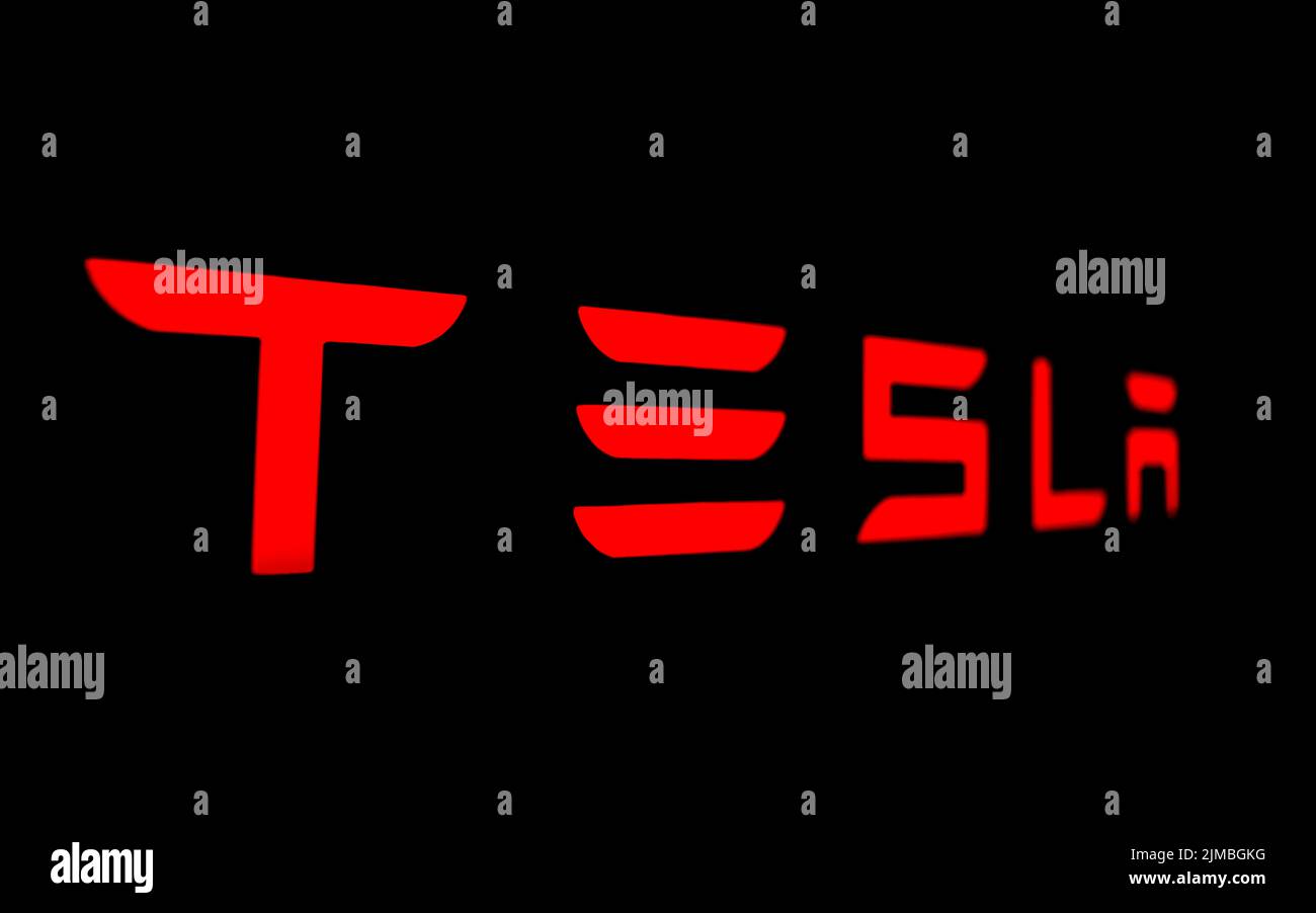 Un logo Tesla rosso su sfondo nero Foto Stock