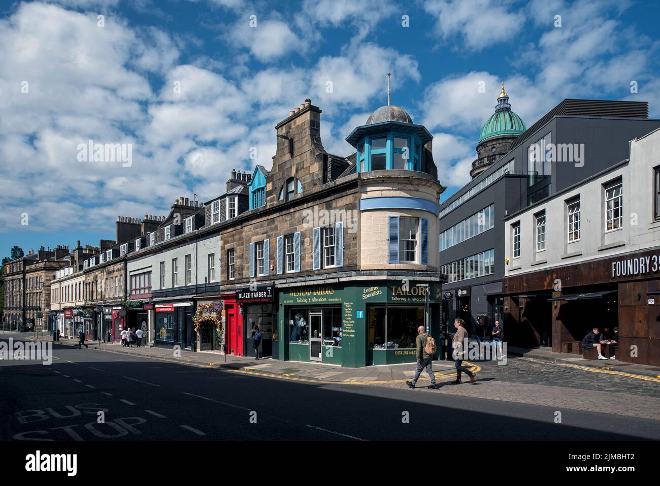 Mattina tranquilla su Queensferry Street nel West End di Edimburgo. Foto Stock