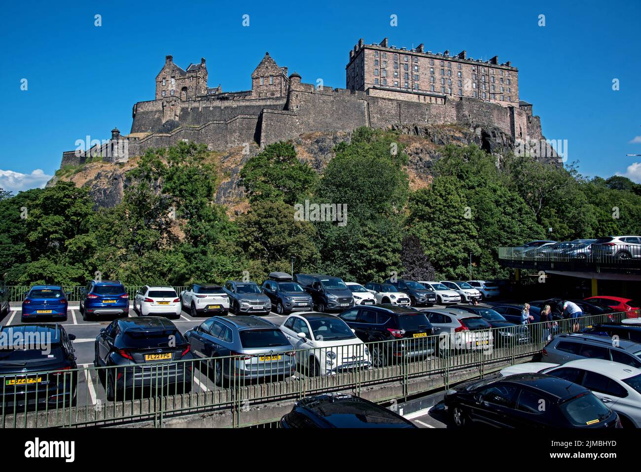 Parcheggio auto a più piani con Castello di Edimburgo sullo sfondo. Foto Stock