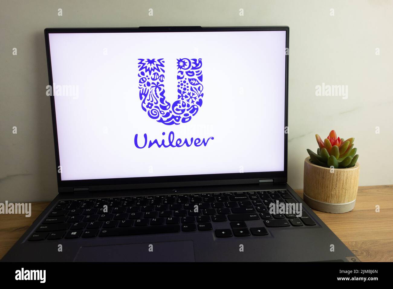 KONSKIE, POLONIA - 04 agosto 2022: Logo Unilever plc multinazionale britannica di beni di consumo sullo schermo del computer portatile Foto Stock